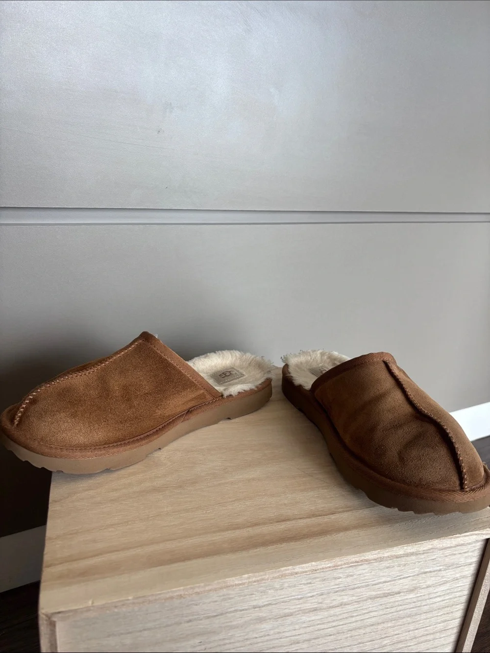 UGG Big Kid unisex slippers chestnut brown size 5 - fits women’s size 7